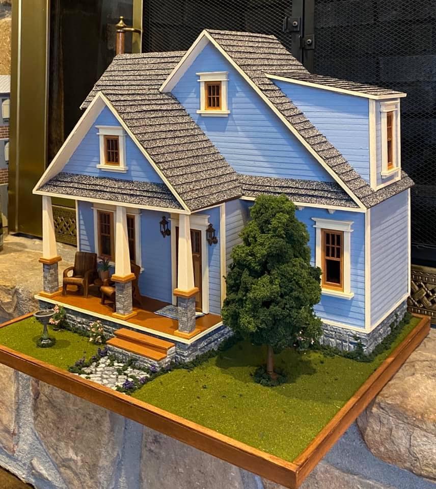 Clarkson Craftsman Cottage Dollhouse 1:24 scale